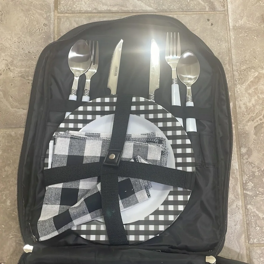 PLUSH PICNIC‎ SIGNATURE COLLECTION BACKPACK WITH PICNIC ACCESORIES